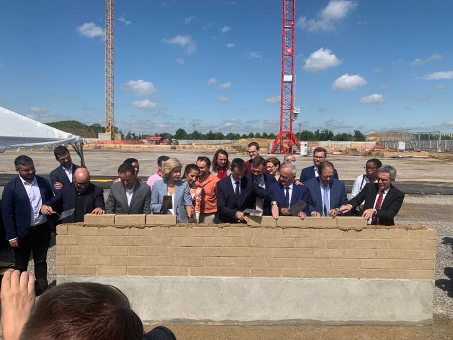 LA PREMIERE PIERRE DU COLISÉE EST ENFIN POSÉE !