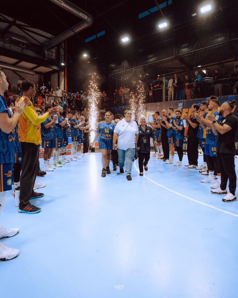 Hommage aux bénévoles du Tremblay Handball — garde d’honneur des joueurs au Palais des Sports